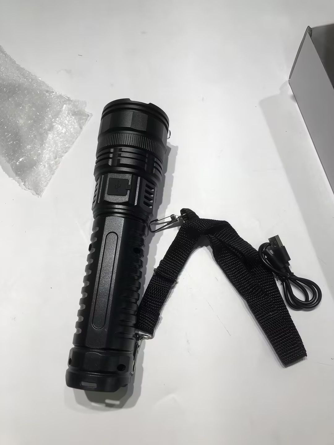 Kraftfull Ficklampa 1500W – Uppladdningsbar & Vattentät IP65